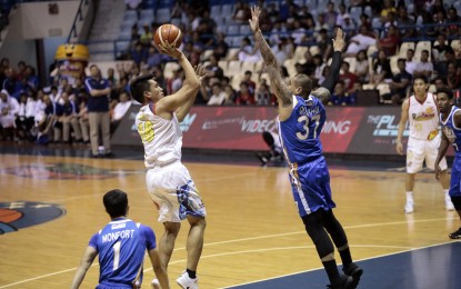 <p>NLEX Road Warriors' JR Quinahan tries to block a shot by James Yap of Rain Or Shine during their matchup at the Ynares Center Wednesday night (May 2, 2018). <em>(Photo courtesy of PBA Media Bureau)</em></p>